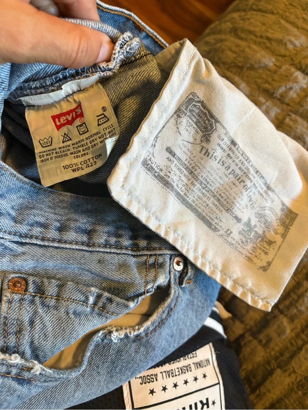 Vintage Levi’s 501  W32 L32 Light Wash Button Fly Distressed Paint Splat 324